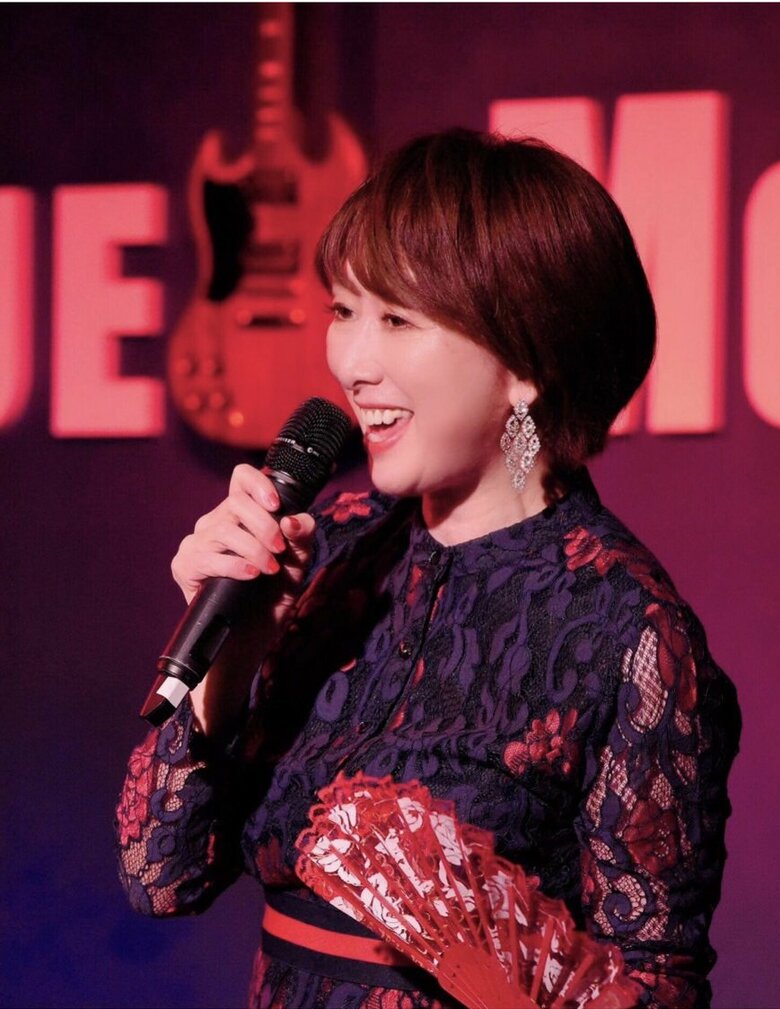 ライブの様子。圧倒的な歌唱力は今でも健在