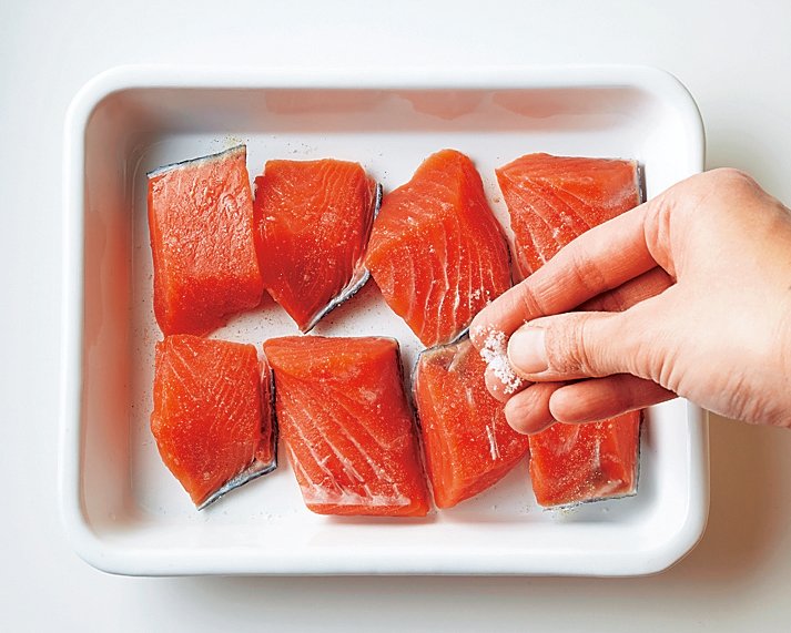 鮭を4等分に切り、塩、こしょうをふる