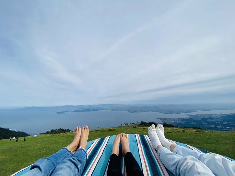 びわ湖テラスでは寝転んで空と琵琶湖、自然を満喫することができるそう
