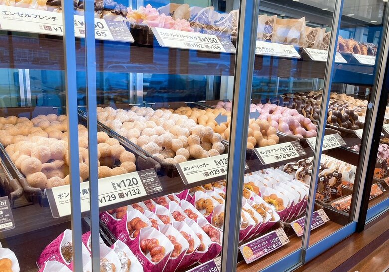 好きな商品を選んで自分でトレーにのせるタイプのミスタードーナツ店も
