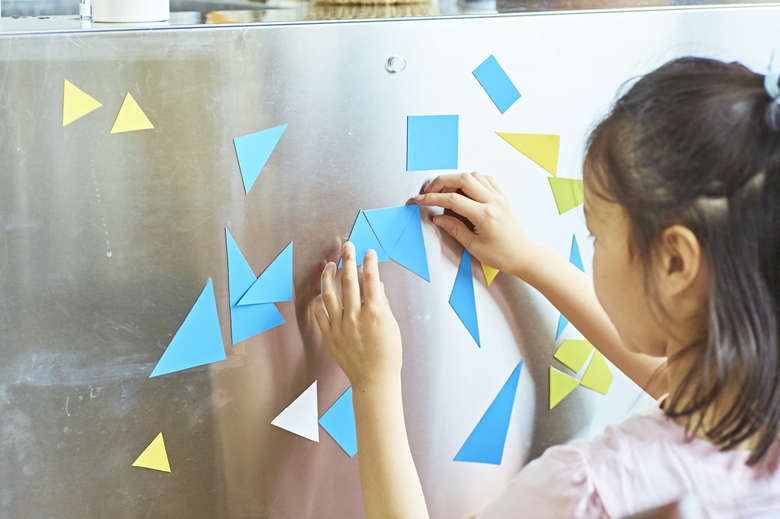 ▲カウンターキッチンの側面には、マキさんお手製の図形マグネットが貼ってある