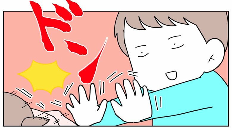 こもろちゃんを後ろから突き飛ばす男の子