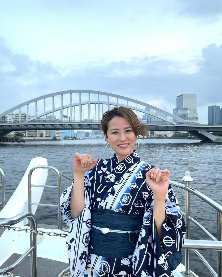 プレゼントされた浴衣を着て、屋形船にて吾妻橋付近に