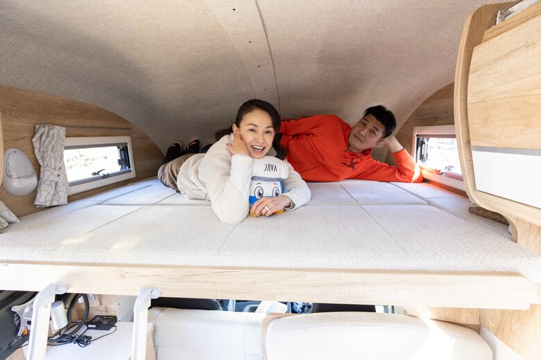 キャンピングカーの運転席の上は大人2人が寝られる広さ