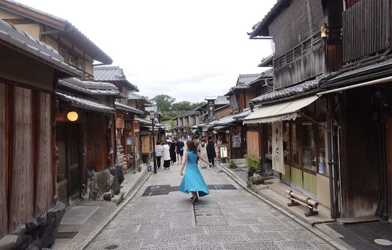 京都の街中を歩く松尾さん