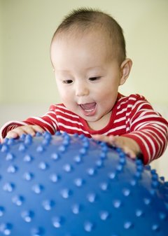 おもちゃよりもお気に入り?!　0歳児がハマった意外な「日用雑貨」とは