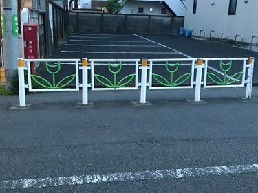 「林檎やバラに漢字まで…」ガードレールマニアが語る知られざる世界