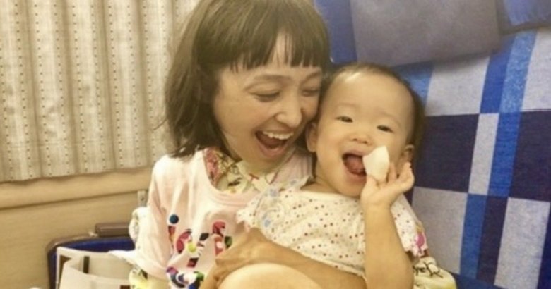 赤ちゃん時代の娘さんとのご機嫌ショット。楽しそう！