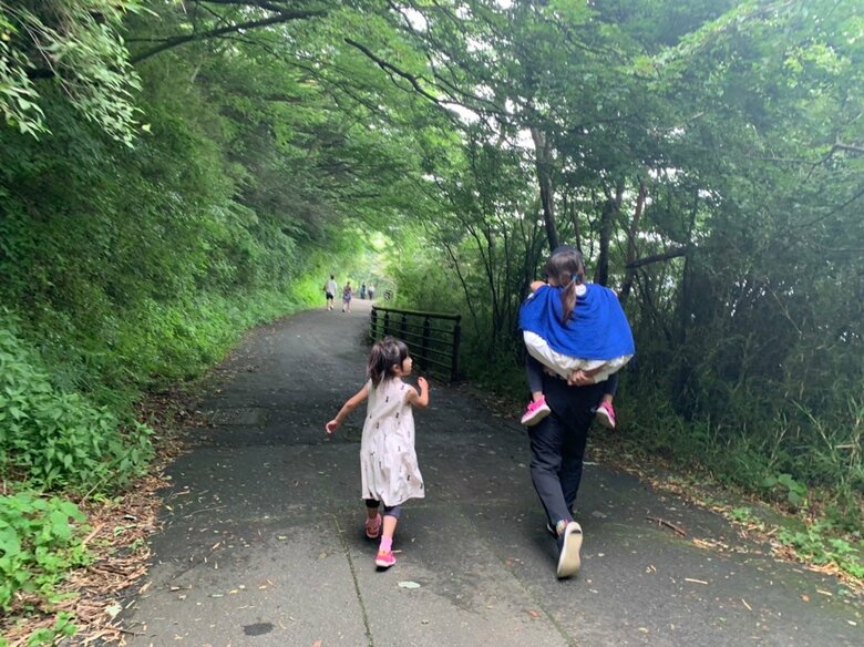 「娘たちは元気でまあよく動く。膝の上で大人しく座っていたかと思えば、急に立ち上がるので顎にアッパーを食らって、目の前に星が飛ぶことも（笑）」