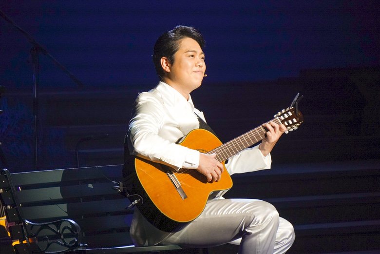 ギターを披露する三山さん