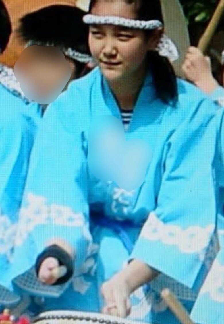 小学生の頃のお祭り、右手は黒のリストバンドにバチが把持できるよう縫い付けて固定。