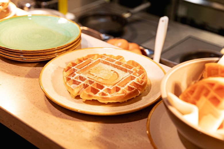 人気メニューのワッフルには「ダブルツリーbyヒルトン」のロゴが