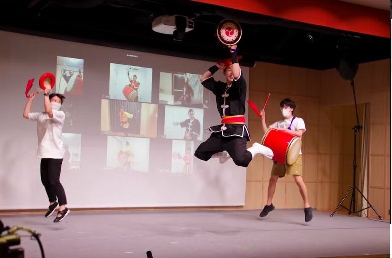 オンライン夏祭りで配信されたエイサー。全国各地の仲間がZOOMで参戦