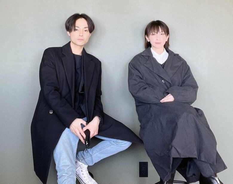 シックな装いがリンクする仲良しご夫婦