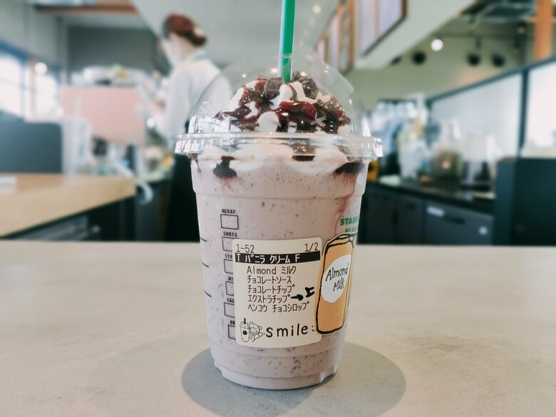 フラペチーノ山口さんの思い入れのあるカスタムしたフラペチーノ。「低糖質のアーモンドミルクを使うので、ダイエット中の気分転換にも選びやすい一杯」