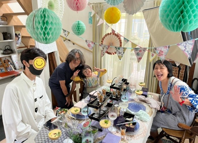 家族4人で楽しそうに団欒する奥山佳恵さん