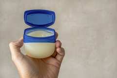 「ワセリン」の保湿力で〝パサつく髪がしっとり〟話題のヘアケア法を紹介！