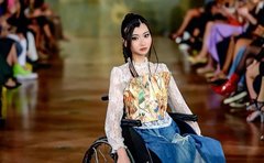 「重度障がいのスタッフをフロリダのディズニーワールドで見かけて」車いすのパリコレモデル・葦原みゅうが感じた日本と海外の違い