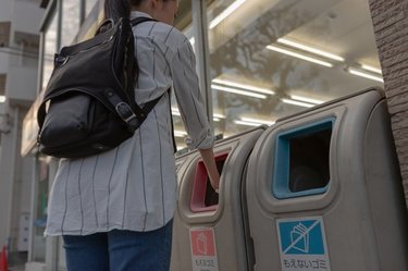 「コンビニでポイッ」家庭ゴミを捨てたら懲役5年の可能性も【弁護士に聞く】