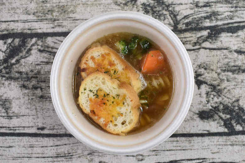 ファミマのおすすめランチ「オニオングラタンスープ」の実物画像2