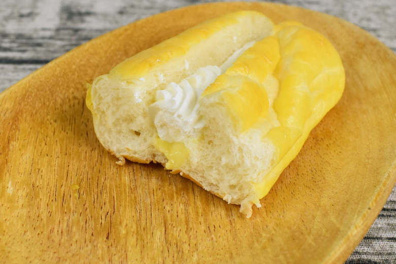 セブンイレブンの人気スイーツ「Wクリームのシューロール」の実物画像3