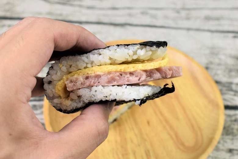 ファミマおすすめおにぎり「サンドおむすび ポーク＆玉子（ツナマヨ）の画像３