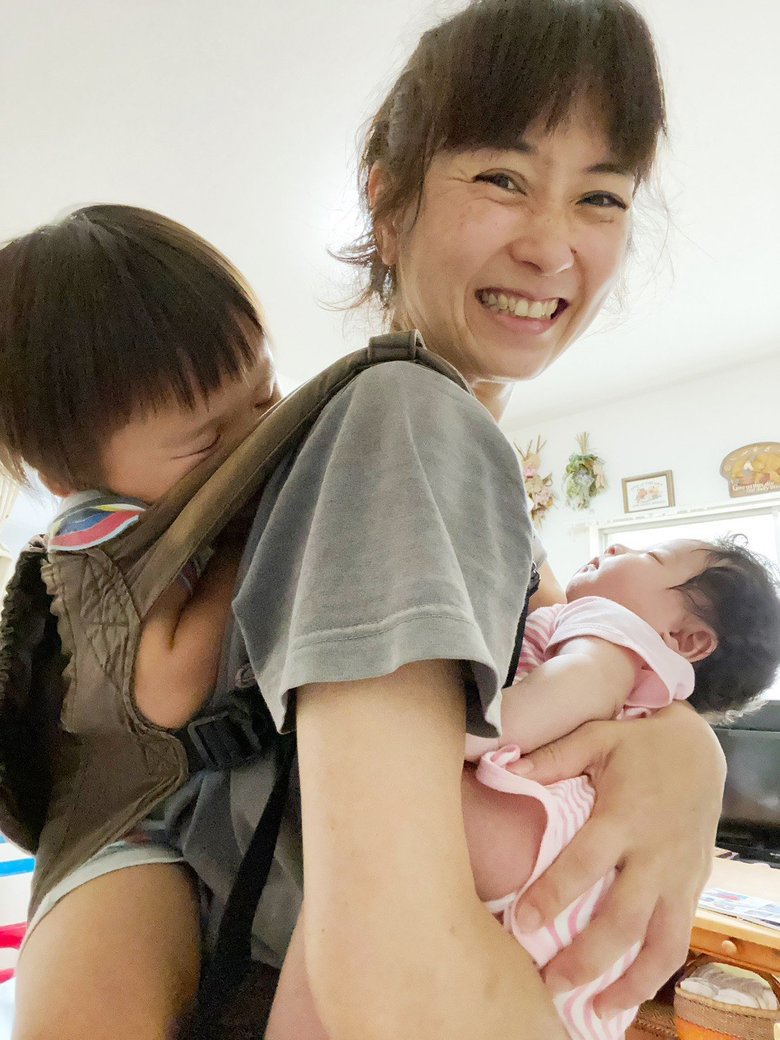 長男と長女をおんぶと抱っこで寝かしつける武内由紀子