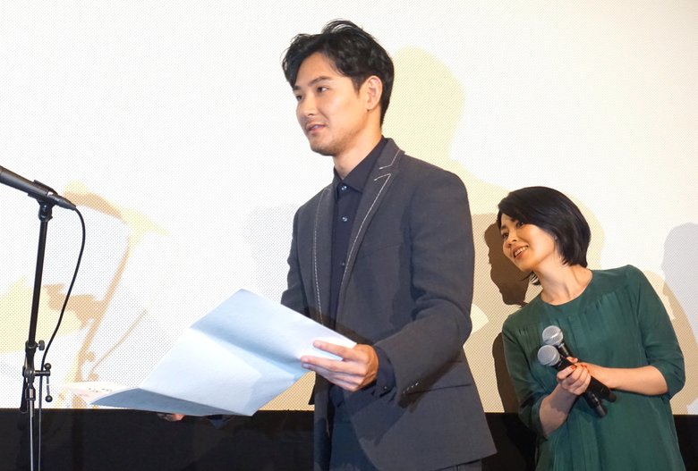 羽生善治竜王の署名を見てにっこり笑う松田さんと免状を覗き込む松さん