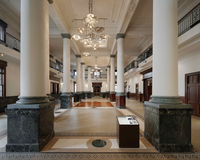 千葉市美術館の見所は作品だけでなく建物全体の建築物も。ルネサンス様式のさや堂ホールの内部はレトロな雰囲気に