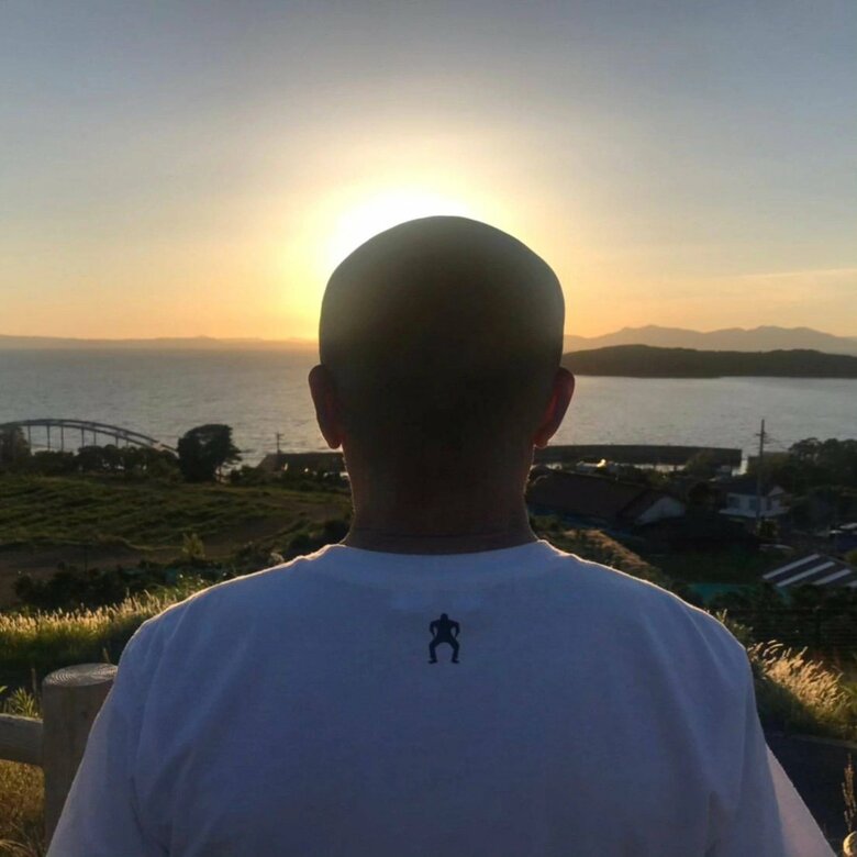 ご来光!? ではなく神々しさすら感じるらっきょさんの頭