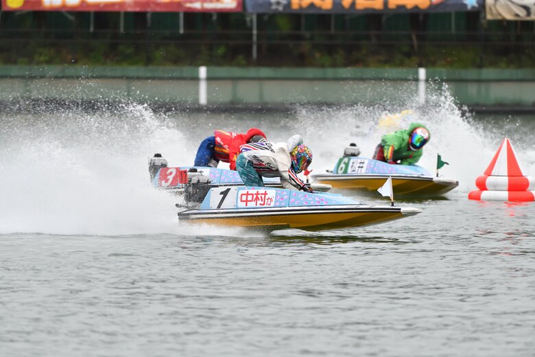 レースで疾走する中村選手（手前）