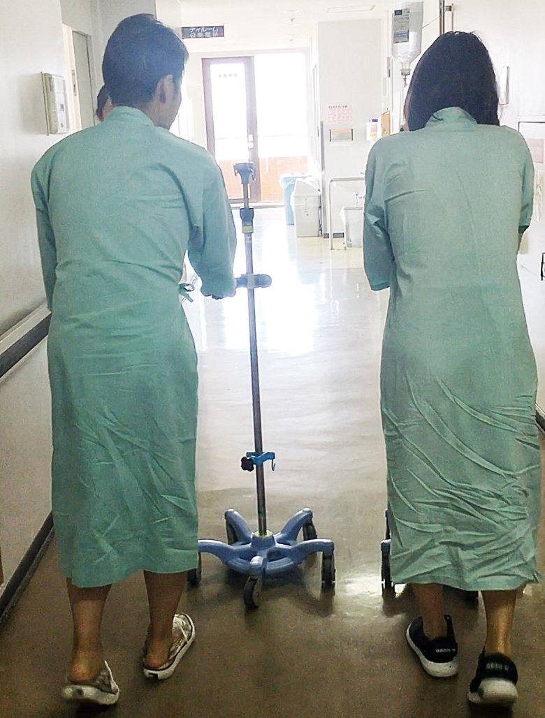 腎移植後３日。リハビリのため激痛に耐えながら夫婦で院内を散歩