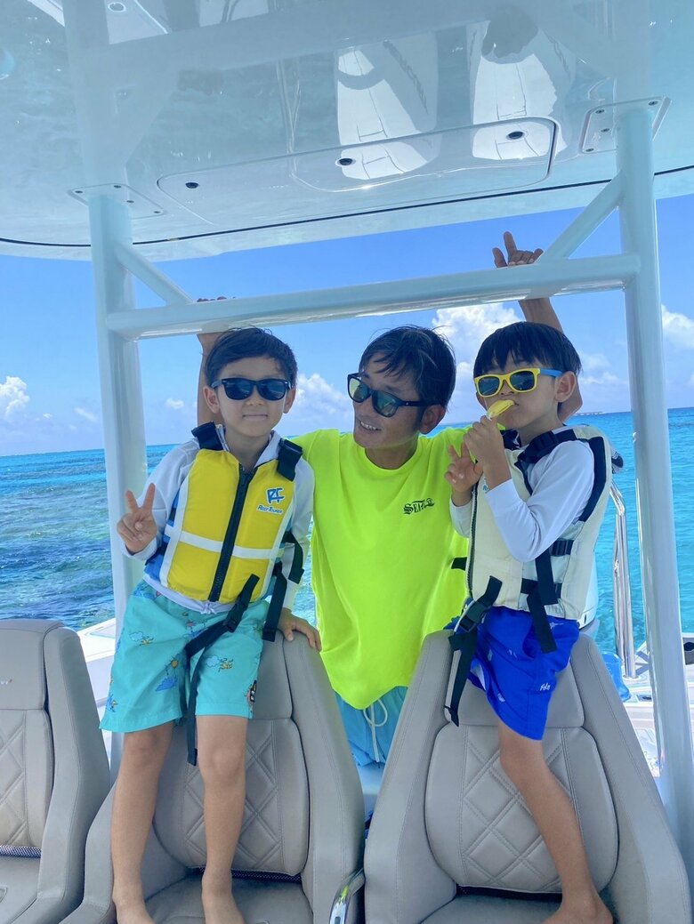 休みの日に小学3年生と1年生の息子さんたちと船で海へ