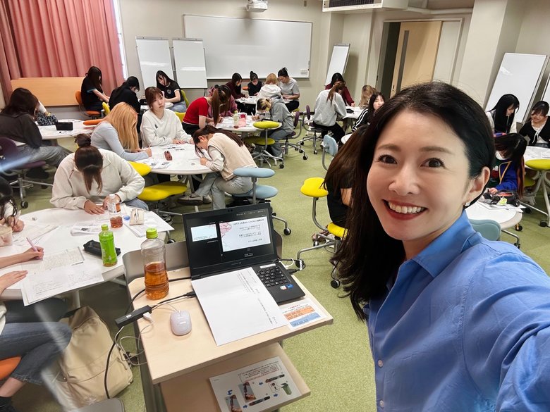 京都光華大学での授業風景。みんなで笑ったり泣いたりする場面もたくさんあるそう