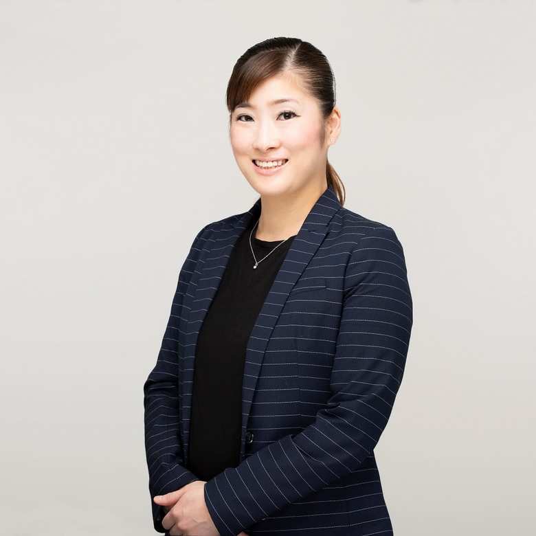 株式会社ヴィエリスのCEO、4人姉妹の長女。70歳になっても働き続ける母親のような、自立した女性に憧れて育つ。大学卒業後、大学のグループ企業に企画事務スタッフとして入社。その後、美容の専門学校へ入学し、2005年から美容業界へ。2013年、株式会社ヴィエリスの創業メンバーとしてジョイン。モットーは、「いつも楽しく、ワクワク働くこと」。