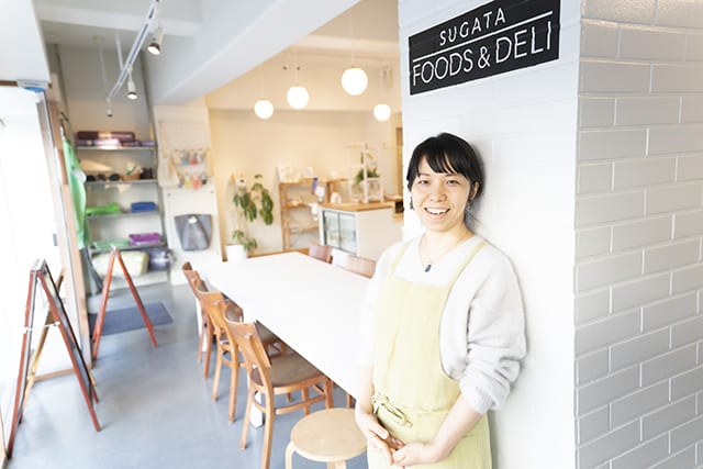 店内の撮影に臨む菅野さん
