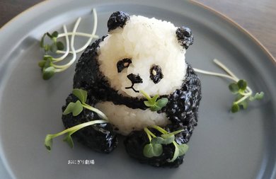 織田信長、河童、野良猫の集会…シュールで可愛い「おにぎりアート」に