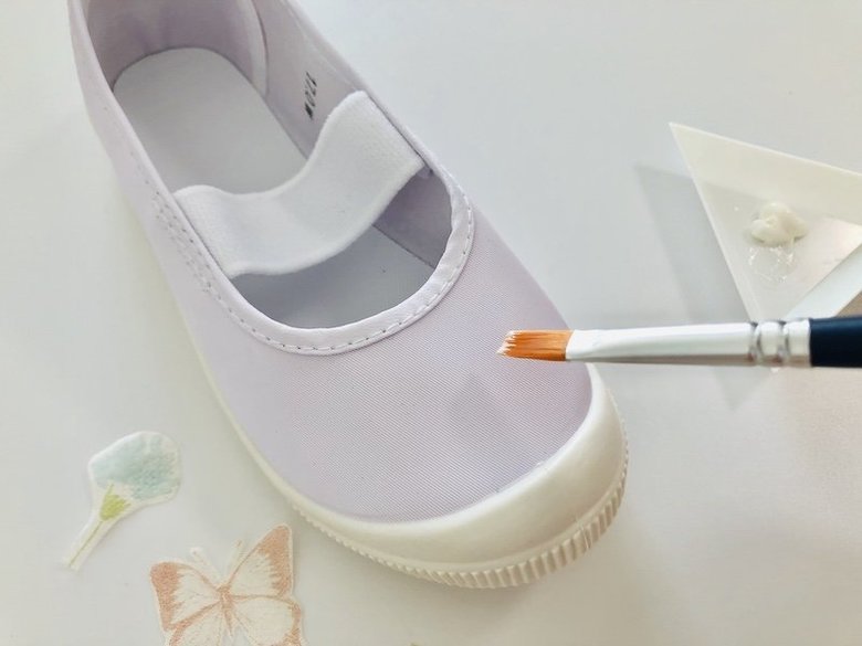 上履きにデコパージュの糊を塗る