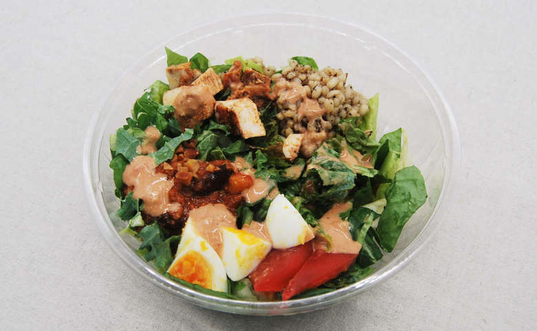 セブンイレブンのおすすめサラダ「グリーンサラダボウル（チリミート＆チキン）」の実物画像2