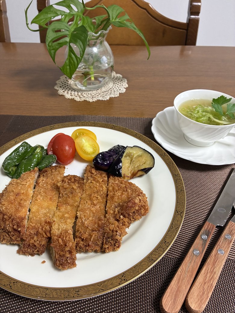 タンパク質をしっかり摂る食生活を心がけている足立さん。日々の食事にはトンカツも