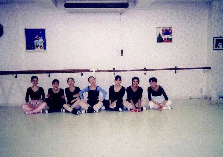 宝塚音楽学校受験スクールに通っていたころの遠山さん（右端）