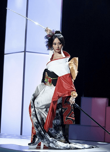 ミス・ユニバース世界大会で日本の国旗をイメージした着物を着た神山さん