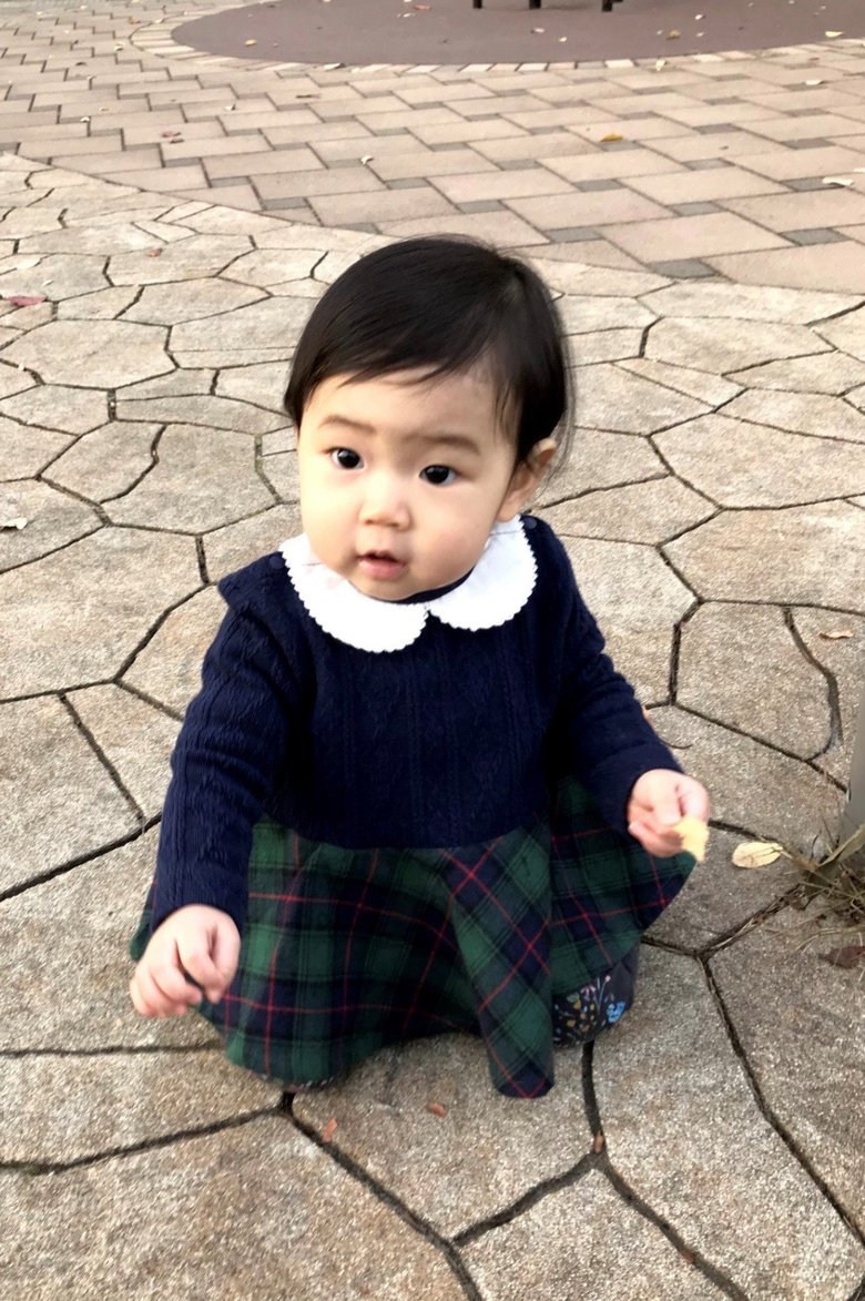 紺セーターの上品コーデですまし顔！小さいころの柚乃さん