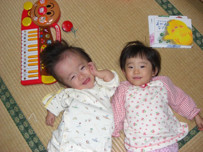 幼少期、2歳年下の妹さんと。仲の良さが伝わってくる
