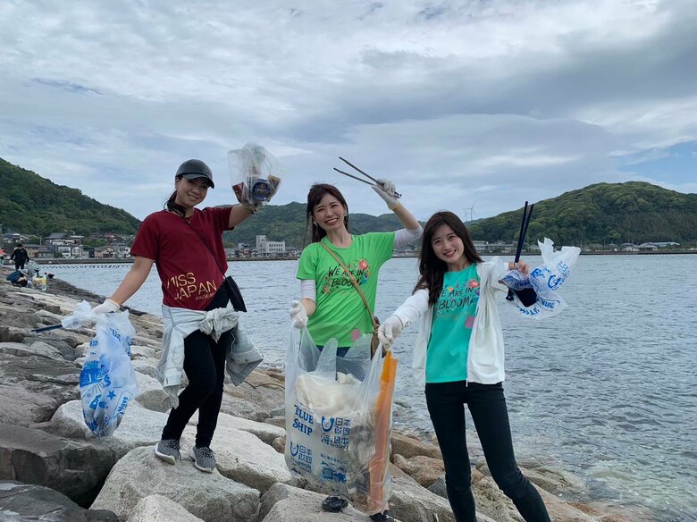 佐賀大会のビューティーキャンプで海岸の清掃を行う吉田さん（写真右）
