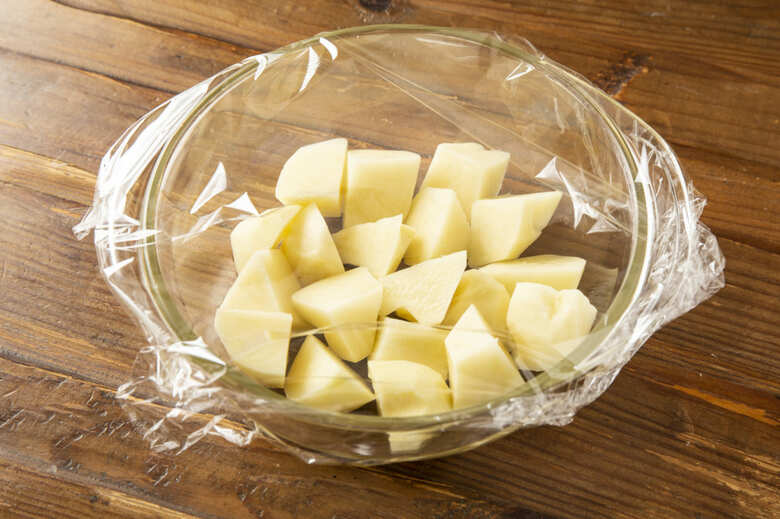 ソーセージは1cm幅の斜め切りにし、玉ねぎは5mm幅の薄切りにする。じゃがいもは皮をむいてひと口大の乱切りにし、耐熱皿に入れてラップをする。電子レンジ（600W）で4〜5分加熱する。レモンはよく洗っておろし器などで皮をすり下ろす。