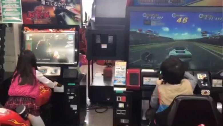 バイクのゲームに興じる幼き日の子どもさんたち