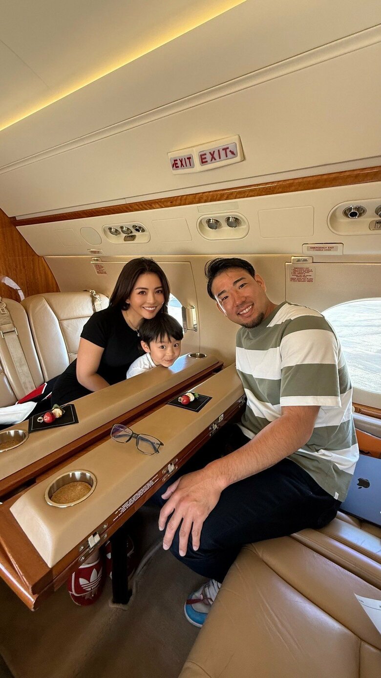 ゴージャスなプライベートジェットの機内で撮影した家族ショット