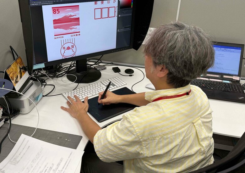 「切手デザインはこうして生まれる！」切手デザイナー、丸山智さんの仕事風景　