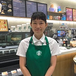 2001年入社。現在は「越谷イオンレイクタウンmori3階店」ストアマネージャーとして仕事と育児を両立する。